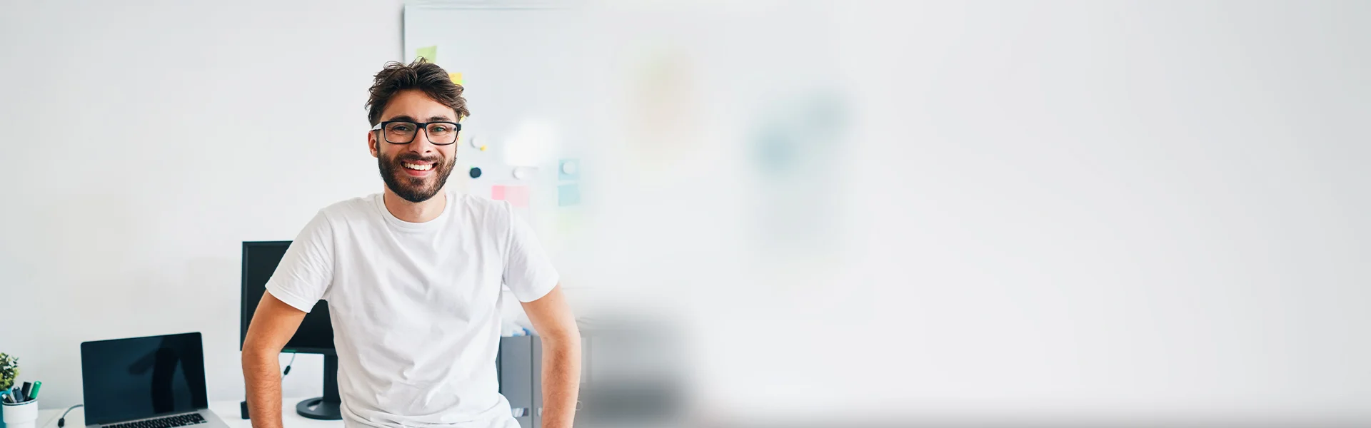 ein Mann in einem weißen Hemd und Brille