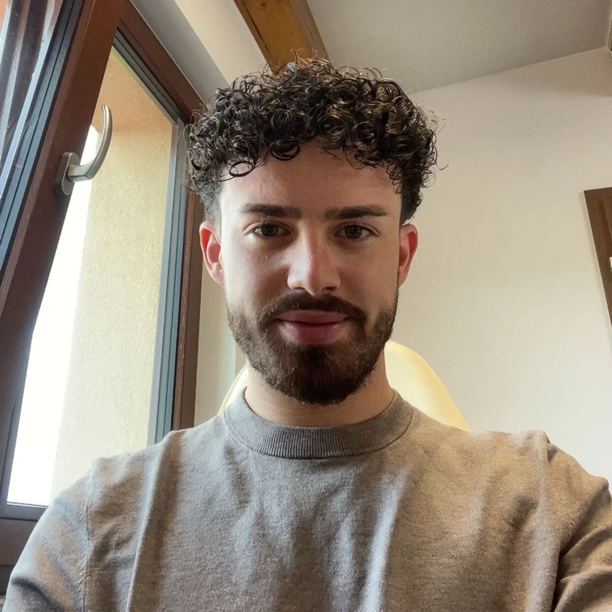 Foto von Stefano Bulla, Weiterbildungsteilnehmer beim IBB, in einem gut beleuchtetem Raum mit gekipptem Fenster.