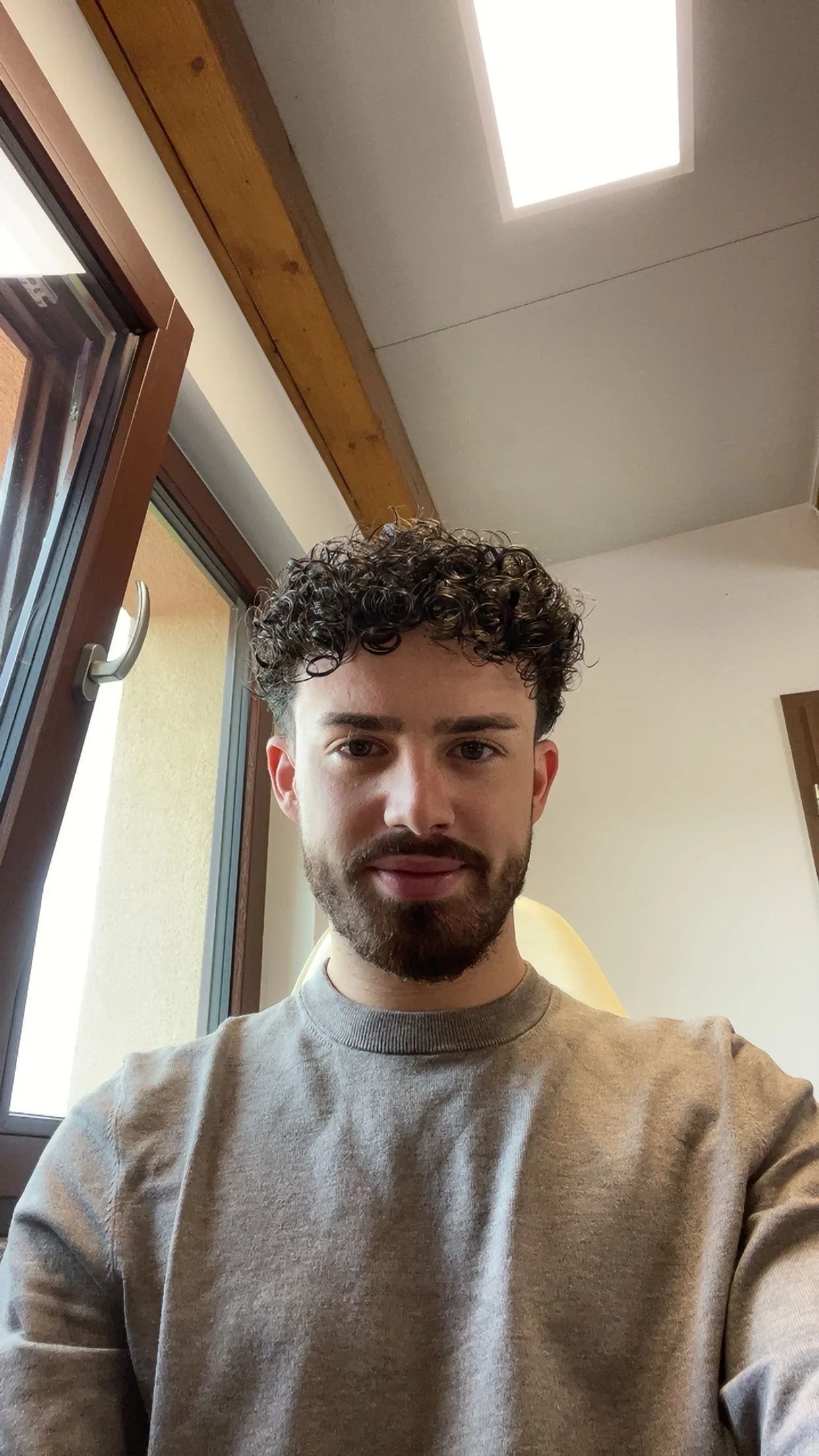 Foto von Stefano Bulla, Weiterbildungsteilnehmer beim IBB, in einem gut beleuchtetem Raum mit gekipptem Fenster.