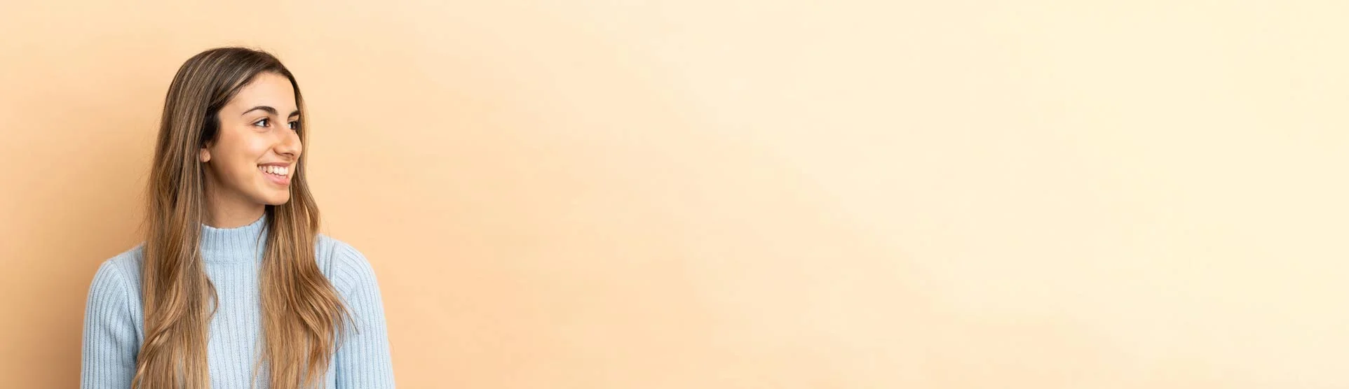 junge Frau lächelnd und mit einem Lächeln aufblickend