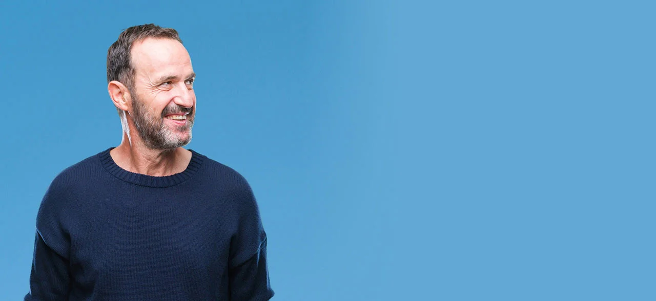 ein Mann mit Bart und blauem Pullover