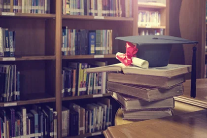 einen Tisch mit Büchern und einem Hut darauf