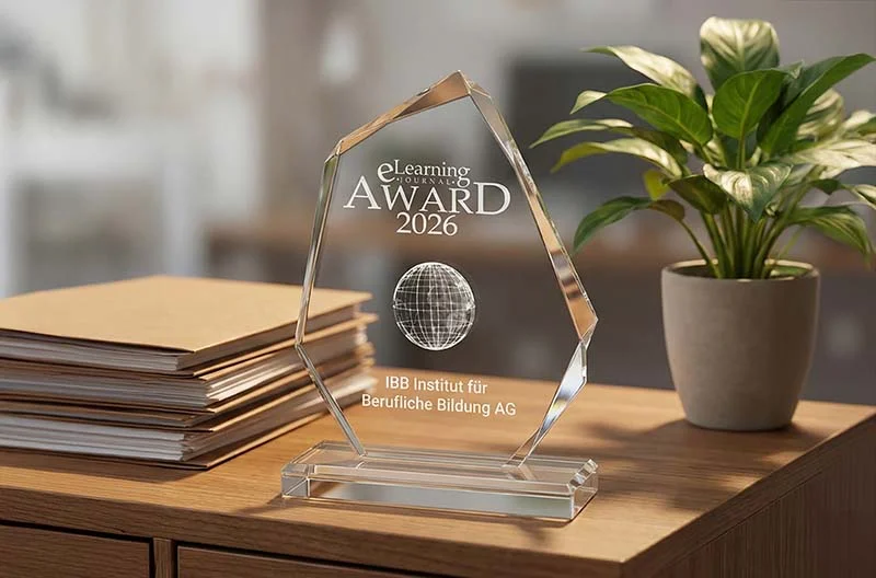 Gläserner E-Learning Award für das IBB auf einem Schreibtisch.