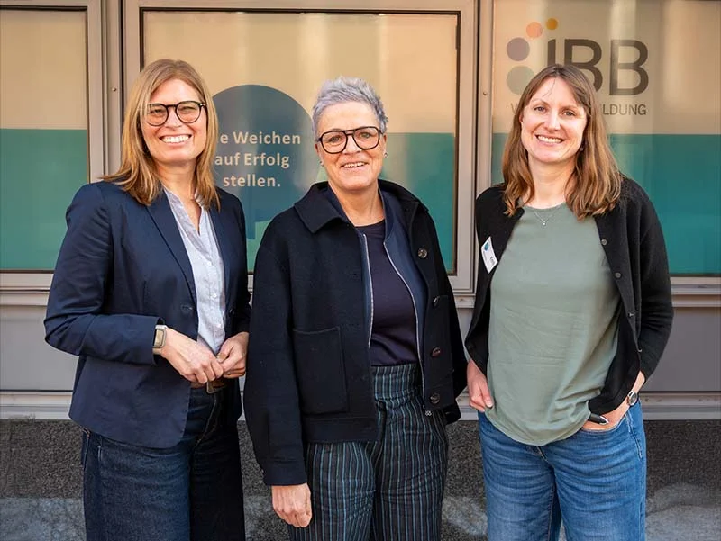 Foto von Sylvie Strucksberg (IBB), Sylvia Rietenberg und Meike Olivier (IBB) vor dem IBB-Standort in Münster.