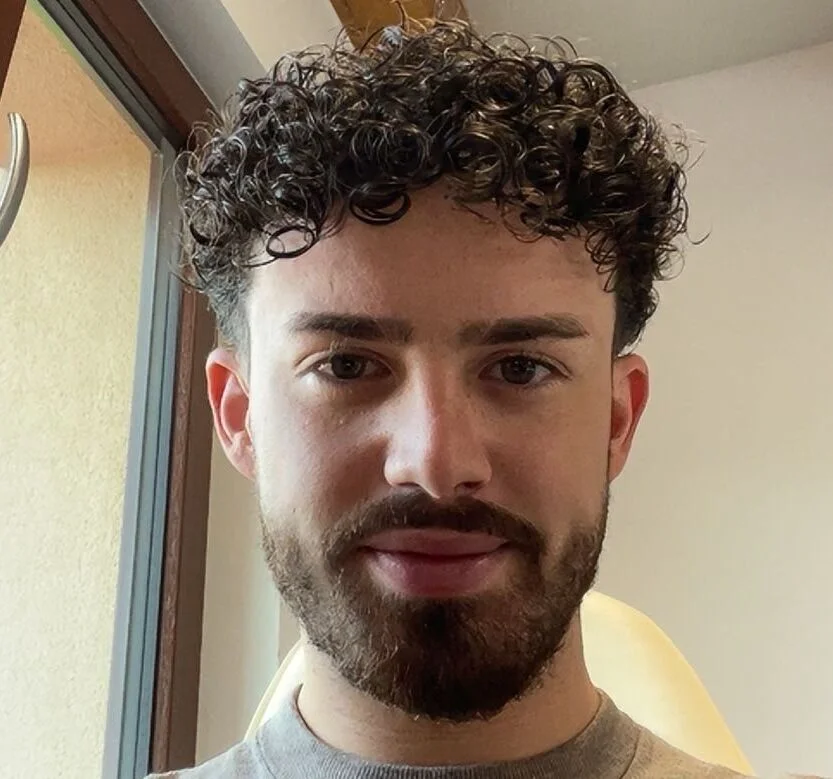 Foto von Stefano Bulla, Weiterbildungsteilnehmer beim IBB, in einem gut beleuchtetem Raum mit gekipptem Fenster.