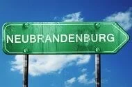 ein grünes Zeichen mit dem Wort Neubrandenburg darauf