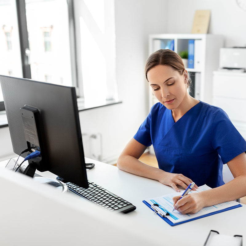 Eine Frau sitzt im Krankenhaus vor dem PC