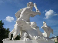 eine Statue eines Mannes, der einen Drachen erschlägt