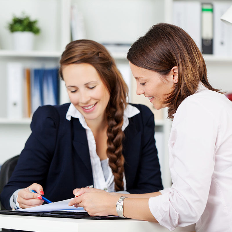 Zwei Frauen unterhalten sich im Büro