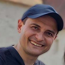 Foto von Artem und Liubov Iagmurdzhi, Weiterbildungsteilnehmer beim IBB, vor einem Schloss.