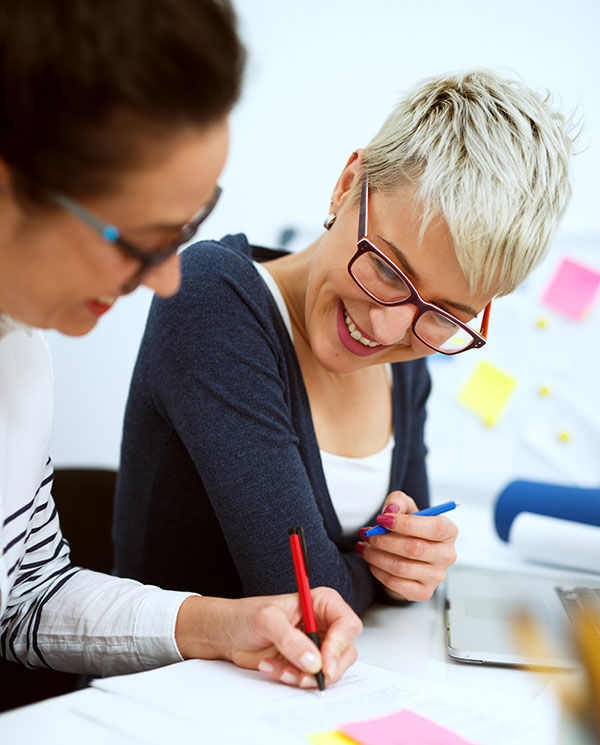 eine Frau und eine andere Frau arbeiten zusammen